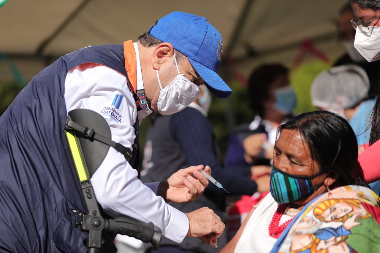 Presidente participa en vacunación de menores y adultos en Chimaltenango