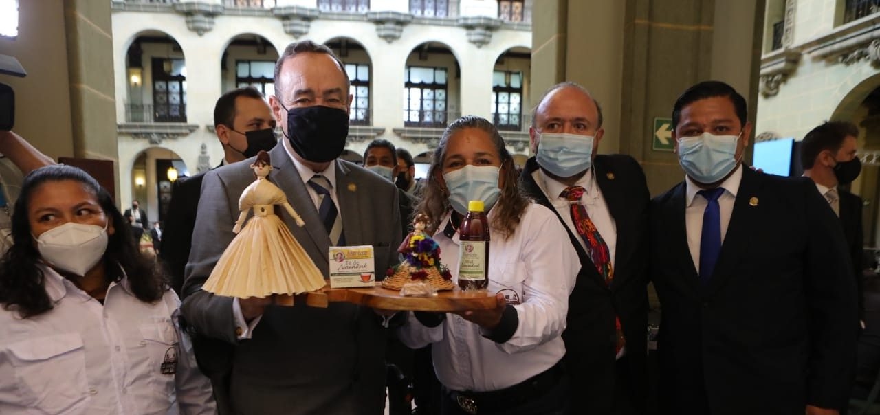 Presidente conoce productos de Mipymes reconocidas con Sello Blanco