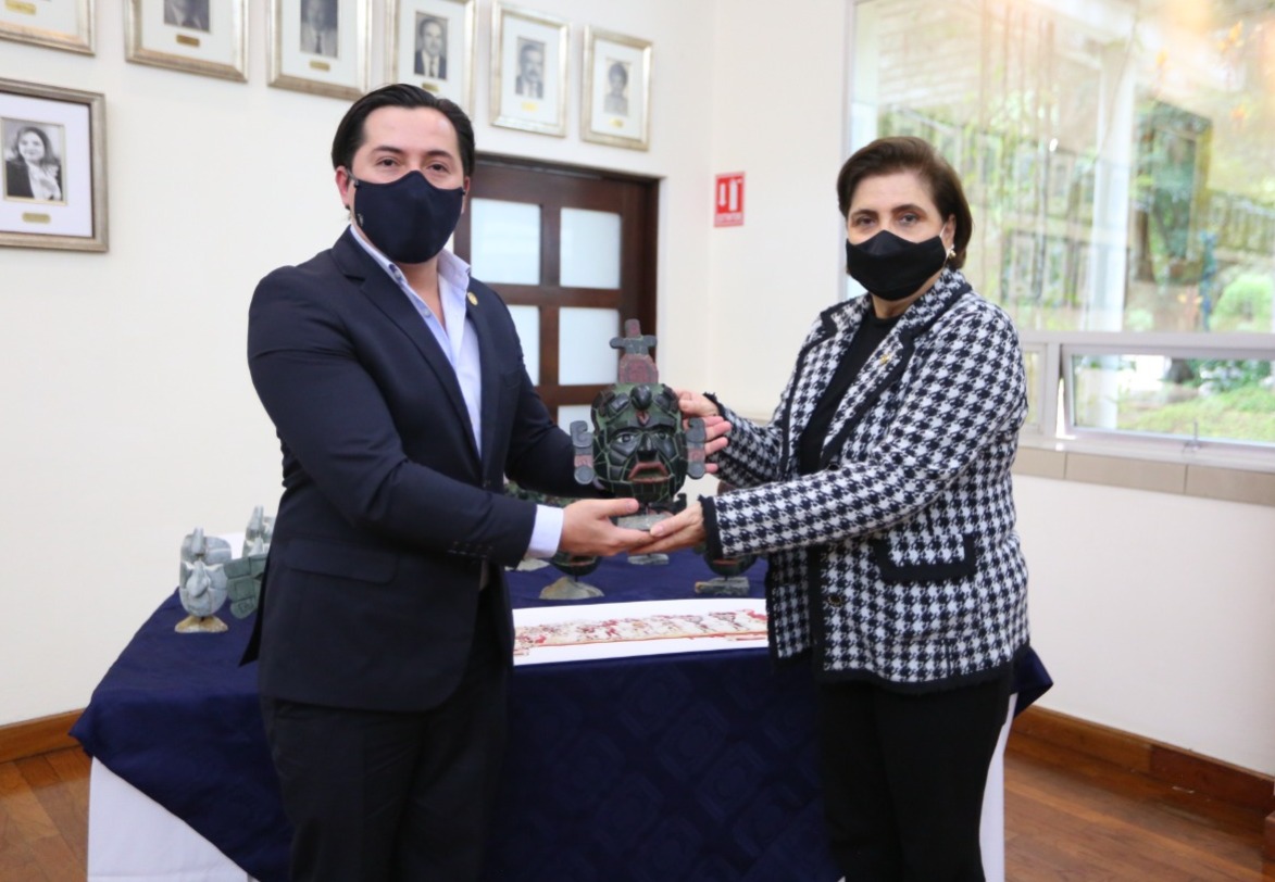 Entregan réplicas de piezas arqueológicas de Guatemala a misiones culturales.