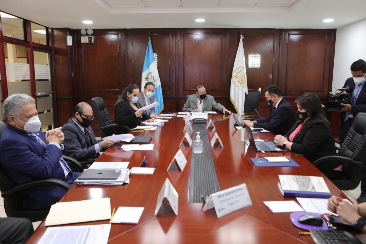 Reunión del presidente Alejandro Giammattei y autoridades del Minfin.
