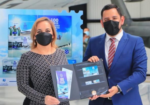 Presentan emisión postal conmemorativa al centenario de la Fuerza Aérea.
