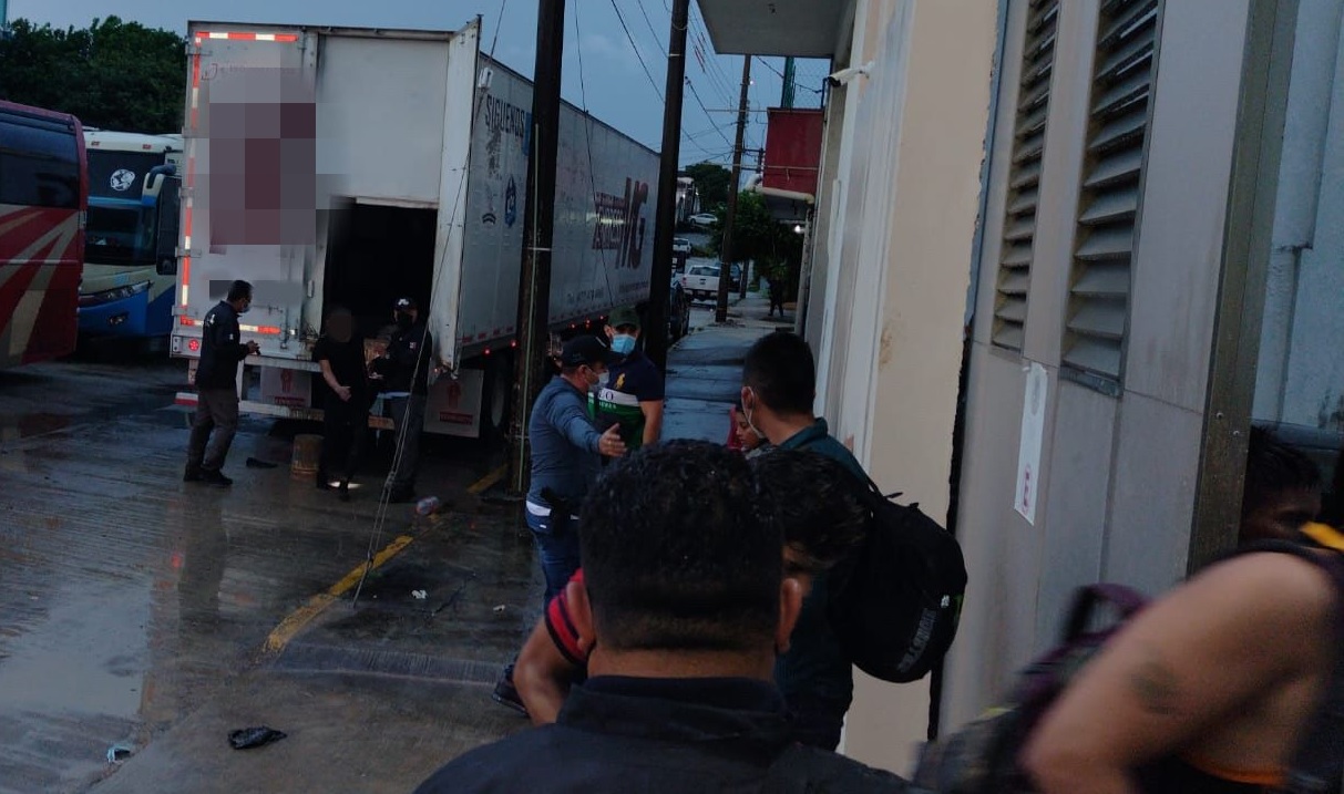 México identifica origen de 600 migrantes rescatados en dos tráileres en Veracruz