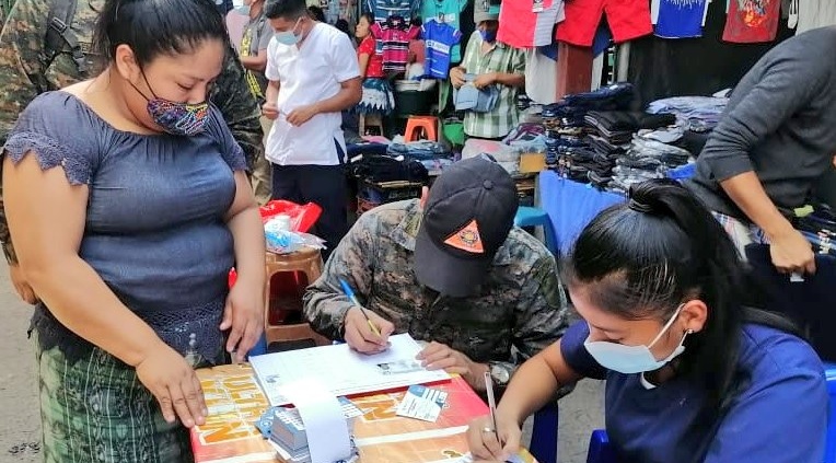 Militares vacunan contra el COVID-19 a vendedores del mercado de Mazatenango