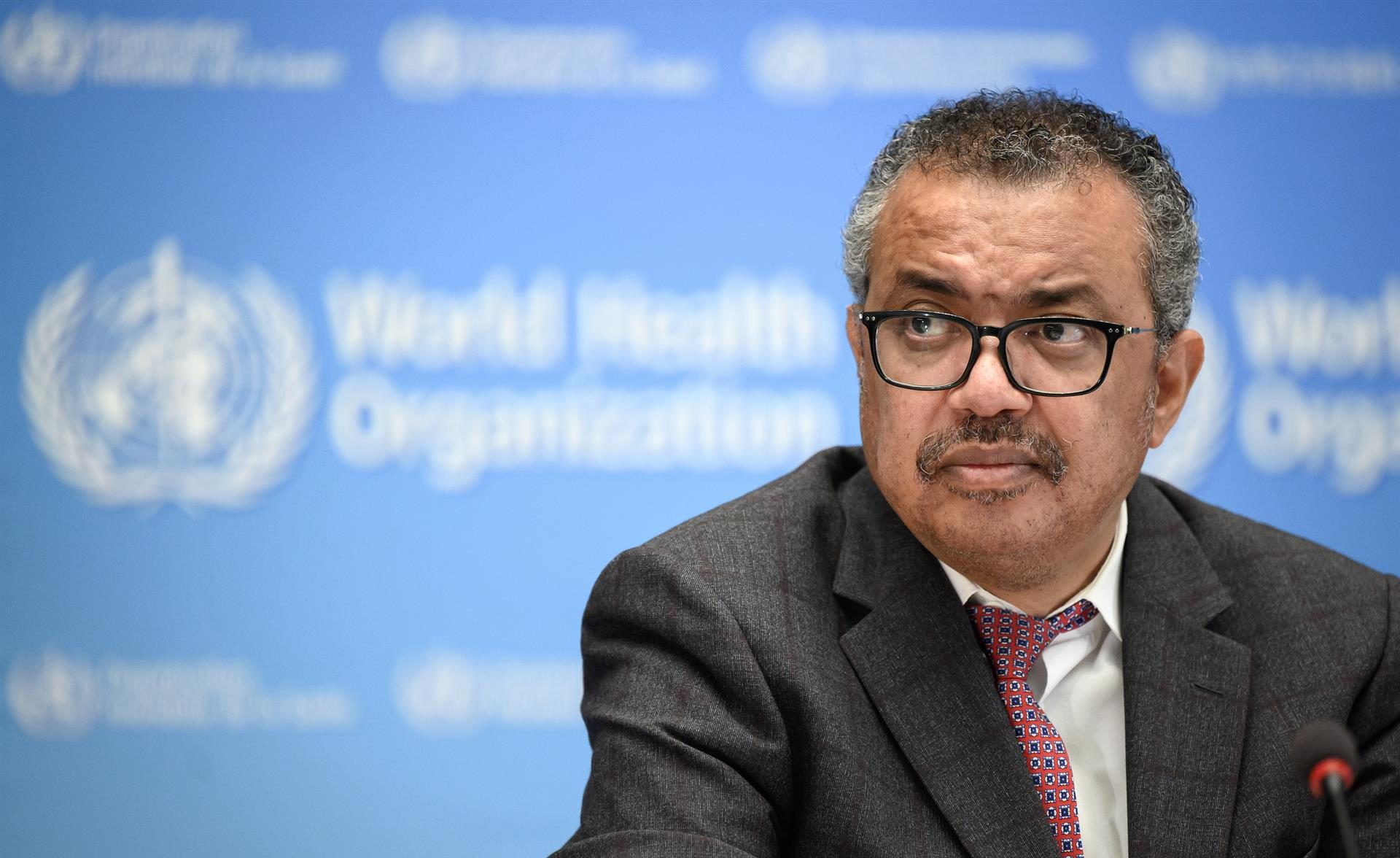 OMS atribuye la ola de casos en Europa a excesiva relajación en los vacunados