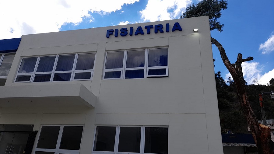 Gobierno entrega equipo para módulo de fisiatría en Totonicapán