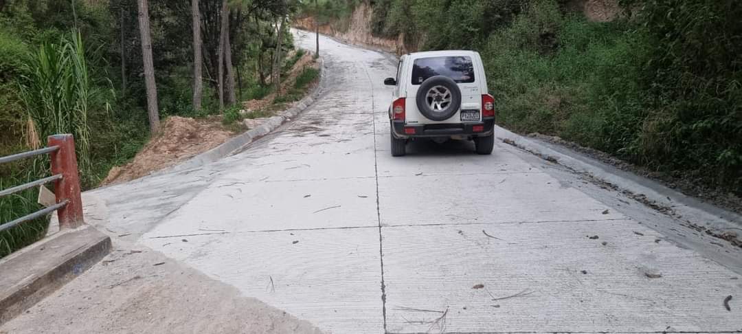 Continúa mejoramiento de caminos rurales en Zacualpa
