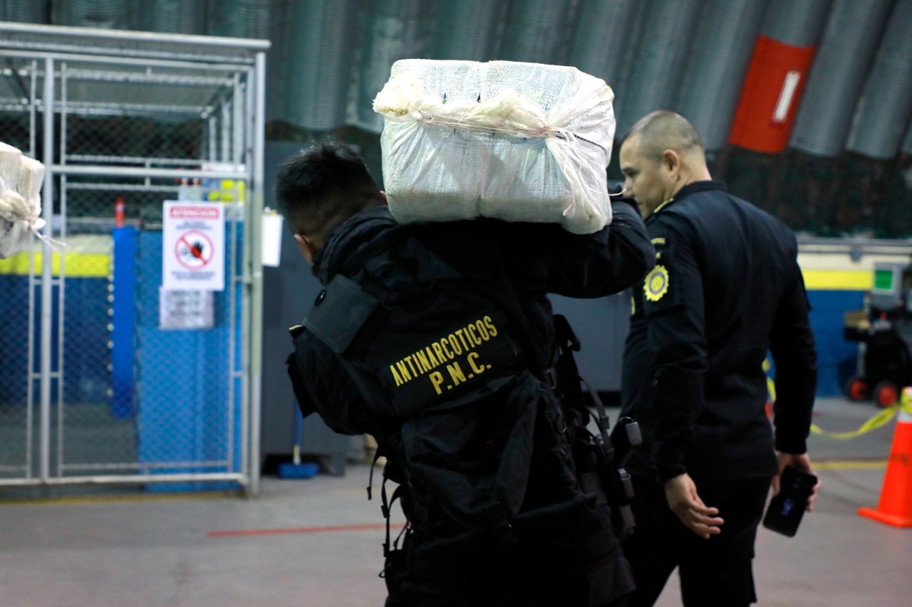 Trasladan cocaína incautada cerca de aeronave en Retalhuleu
