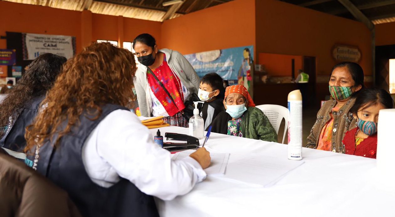 Gobierno acerca servicios públicos a vecinos de San Cristóbal Verapaz
