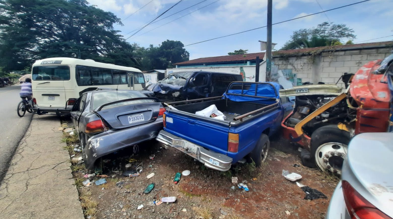 Autoridades de Santa Rosa retiran vehículos chatarra de la vía pública