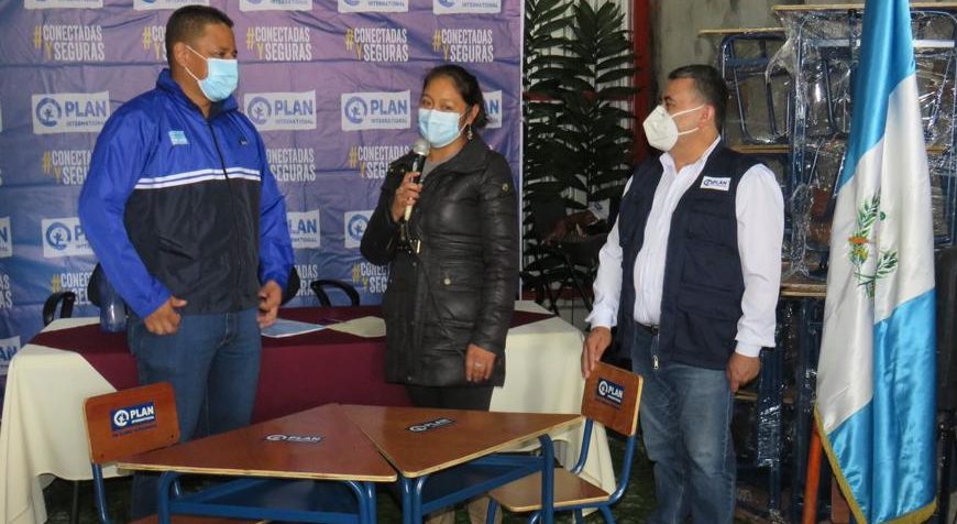 Donación de mobiliario contribuye a la educación en Baja Verapaz
