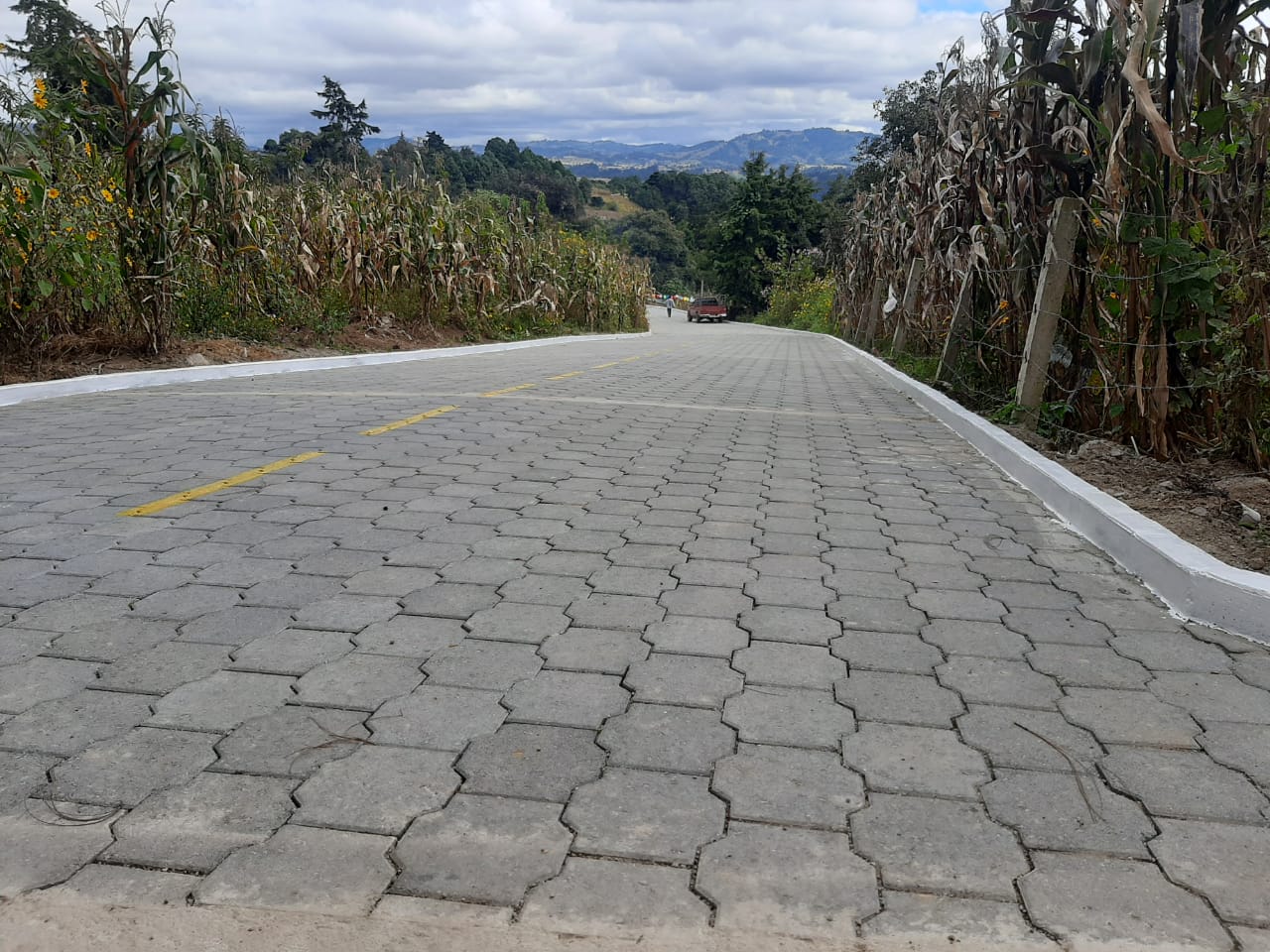 Vecinos de Santa Cruz Balanyá cuentan con mejor vía de comunicación
