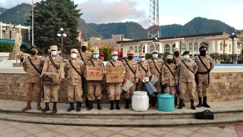 Reservistas militares de Totonicapán apoyan a personas de escasos recursos y en condición de calle