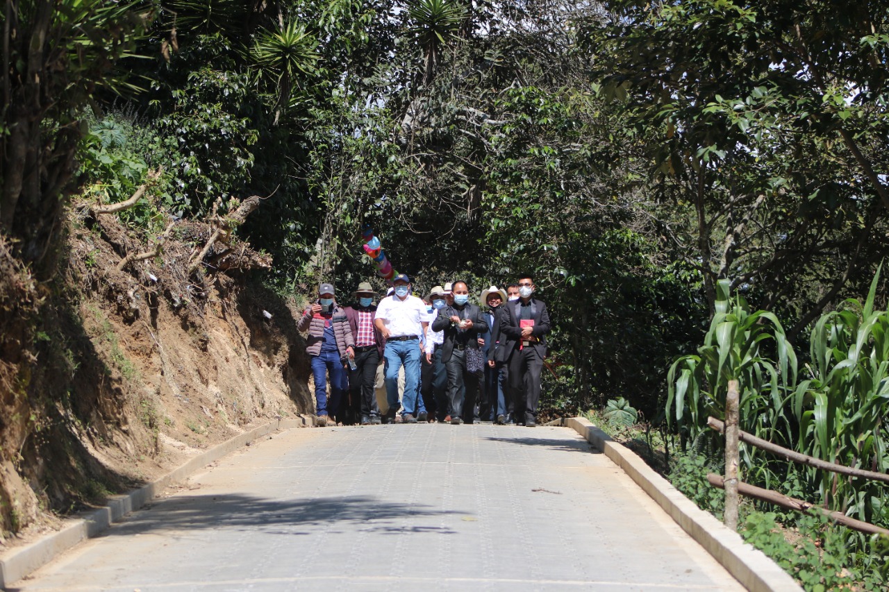 Habitantes de Santa Clara La Laguna se transportarán en mejores condiciones