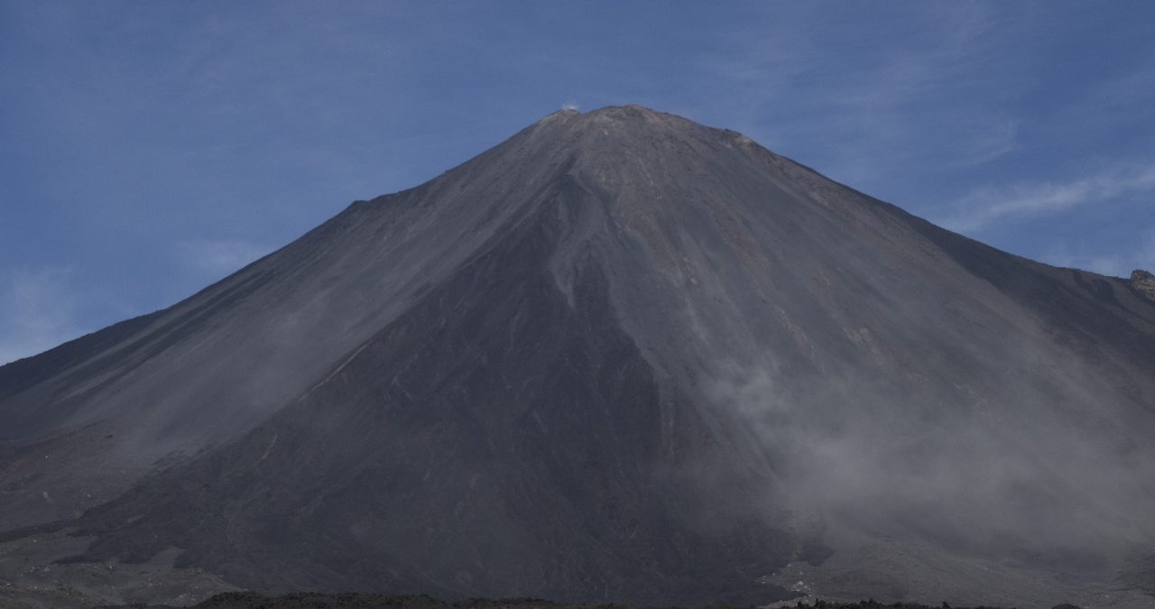 Autoridades recorren comunidades aledañas al volcán de Pacaya para identificar rutas de evacuación