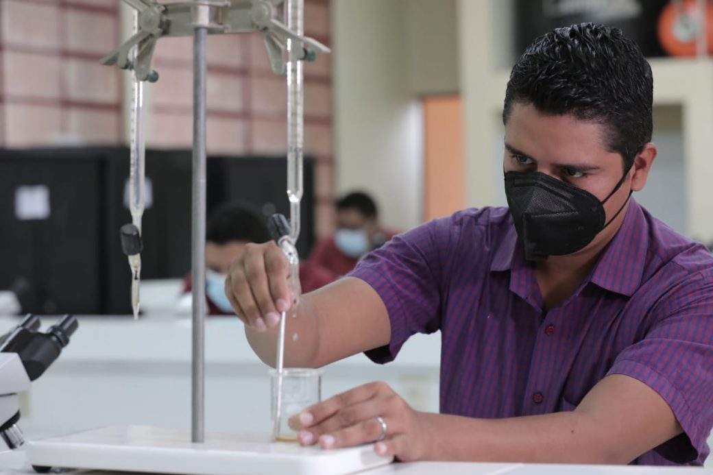 Estudiantes son beneficiados con equipo de laboratorio y de cómputo en Zacapa