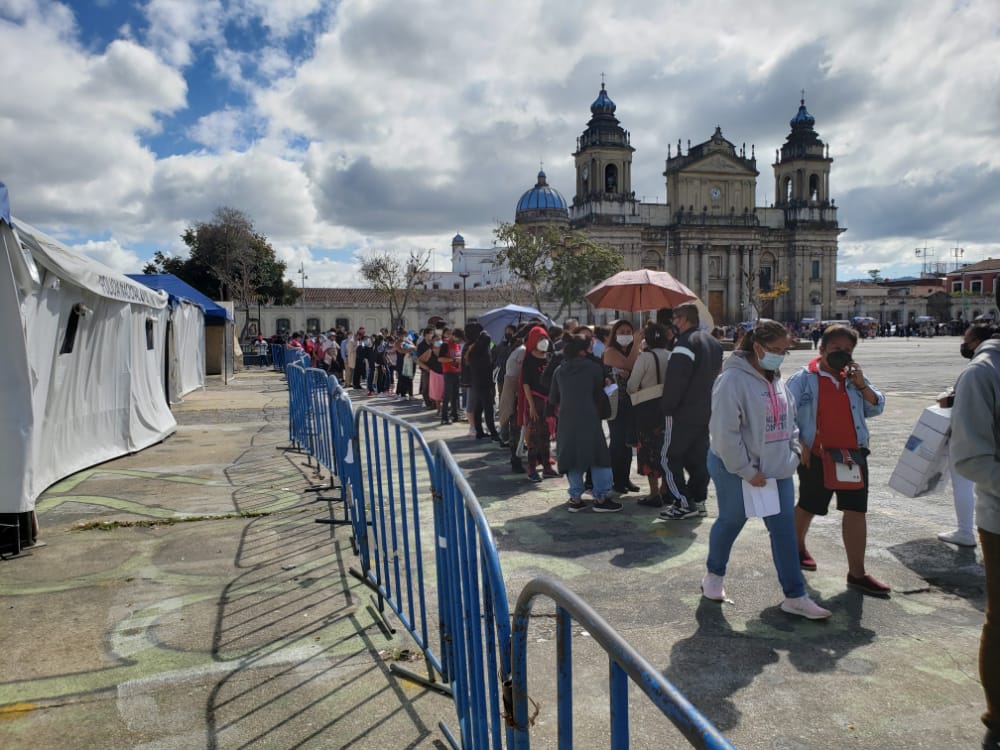 Padres llevan a sus hijos a recibir dosis contra COVID-19 en Plaza de la Constitución