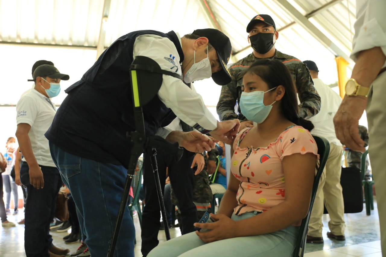 Presidente lidera jornada de vacunación contra el COVID-19 en Suchitepéquez