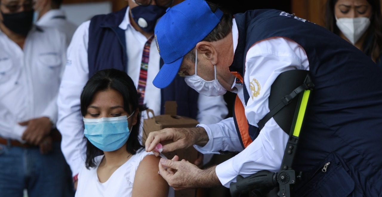 Sacatepéquez acude a jornada de vacunación liderada por mandatario
