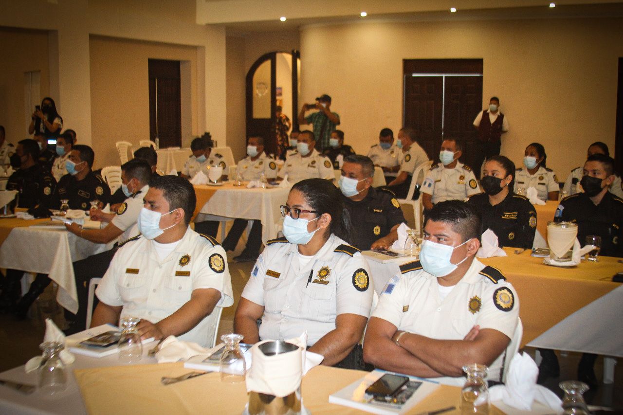 Capacitan a agentes policiales en cultura de paz en Retalhuleu