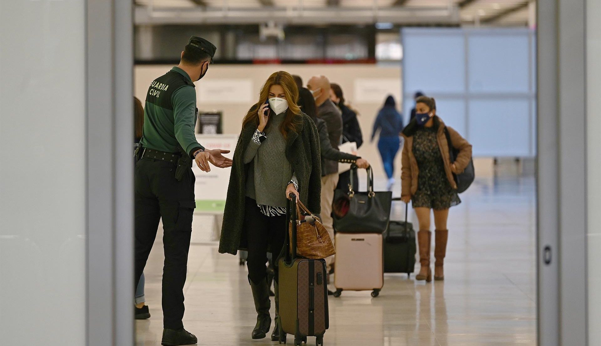España endurece los controles en las entradas ante la nueva variante ómicron