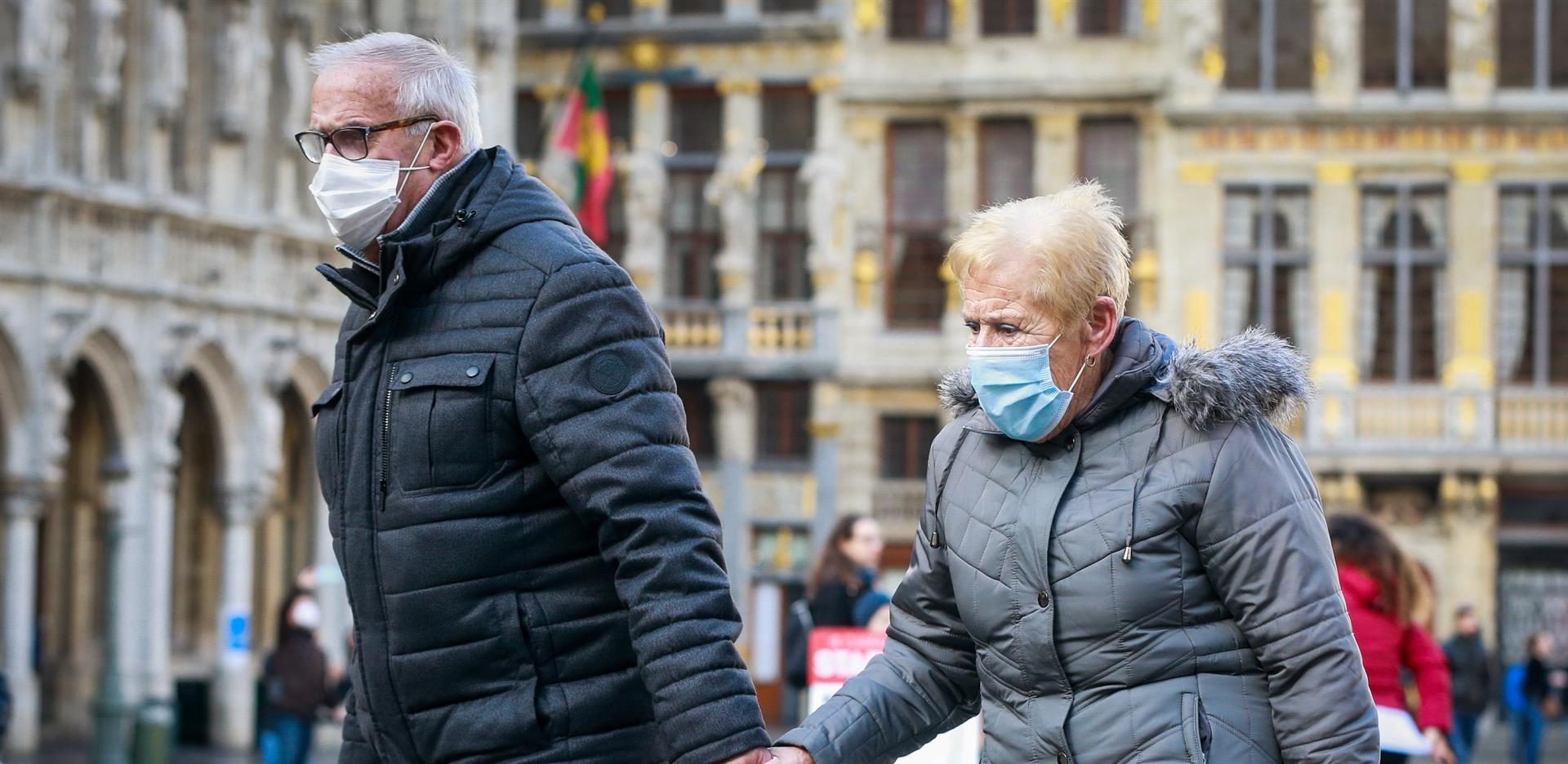 Vacunación estancada y relajación causan repunte de contagios en Europa