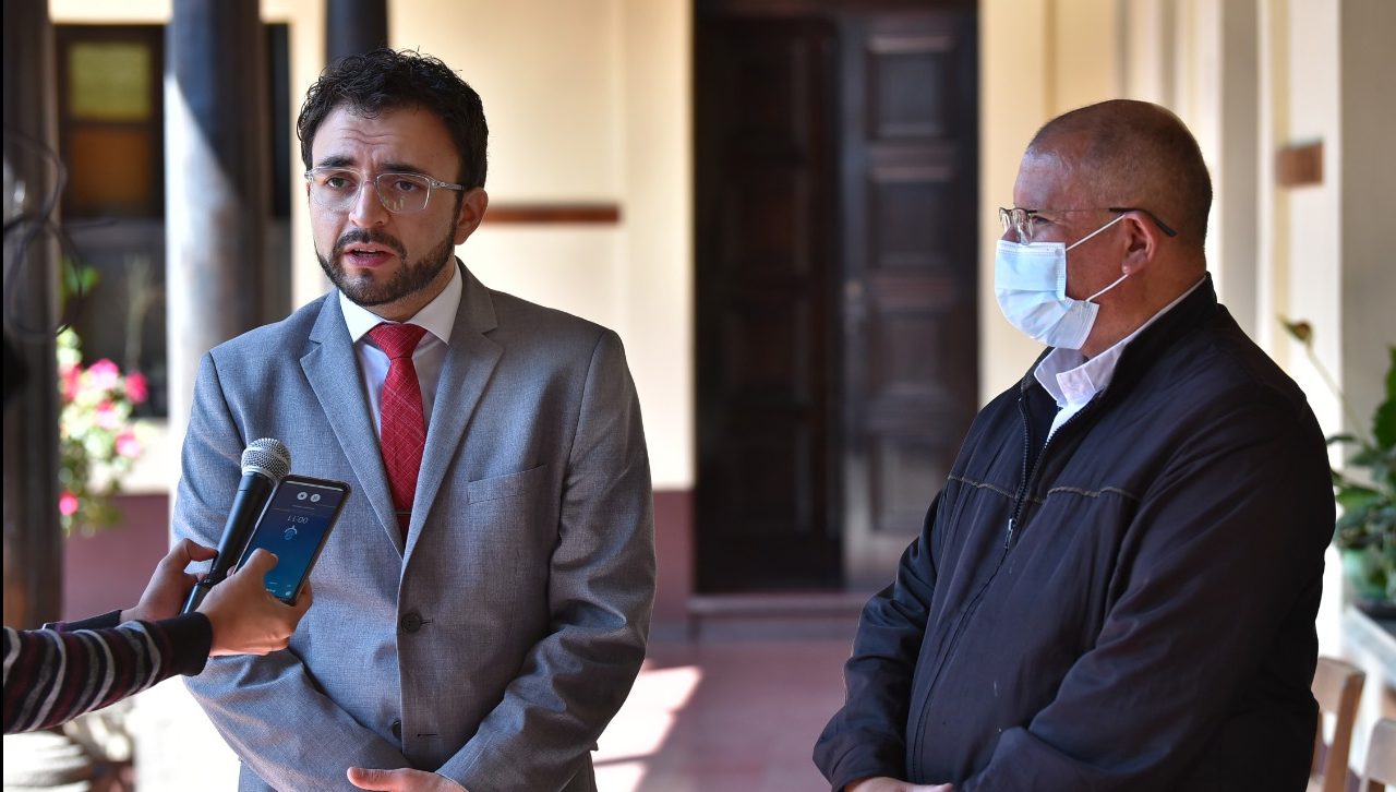 Instan a no bajar la guardia de vacunación contra COVID-19 en la última época del año