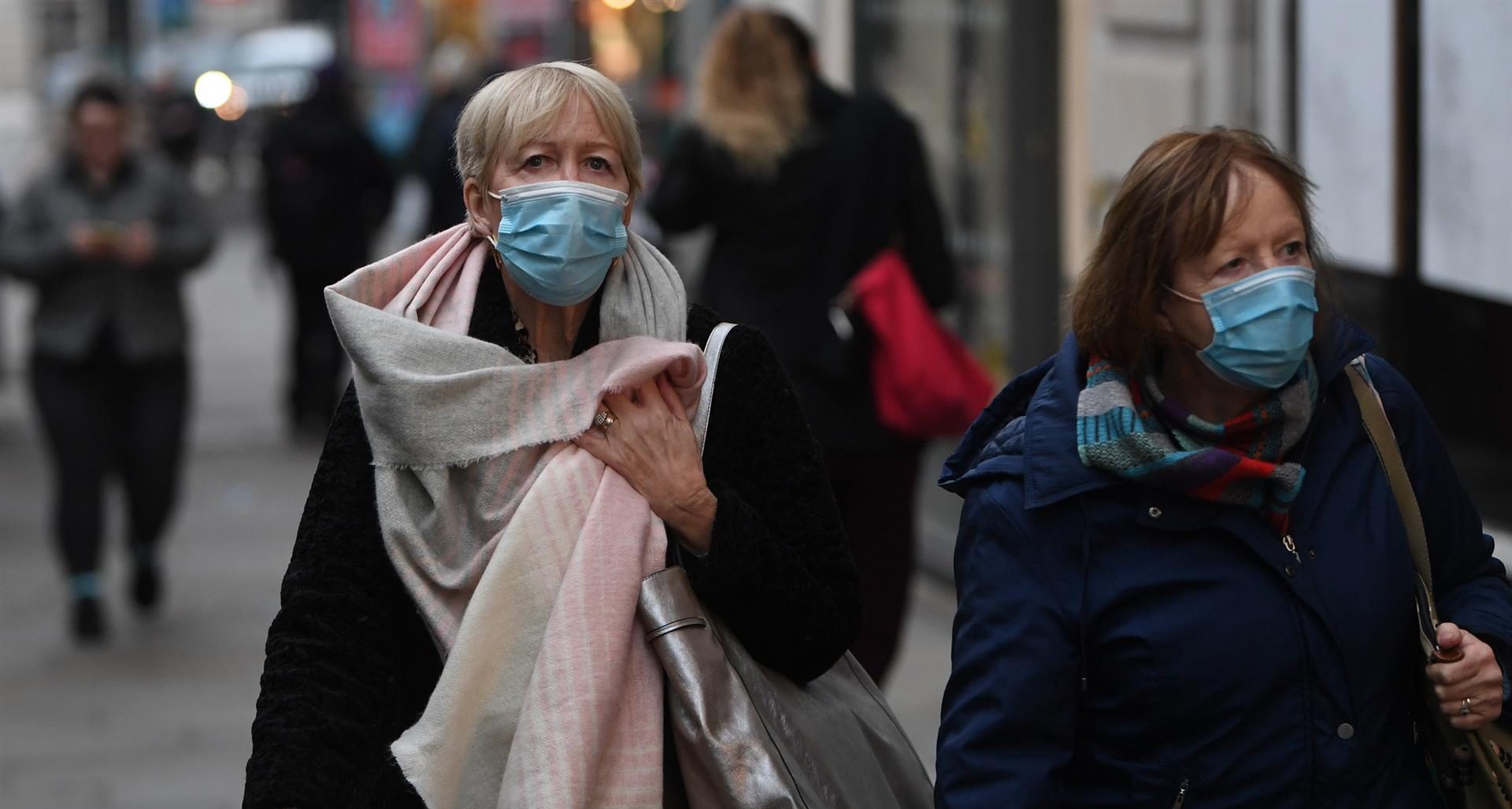 El Reino Unido apuesta por mascarillas y más vacunas contra la ómicron