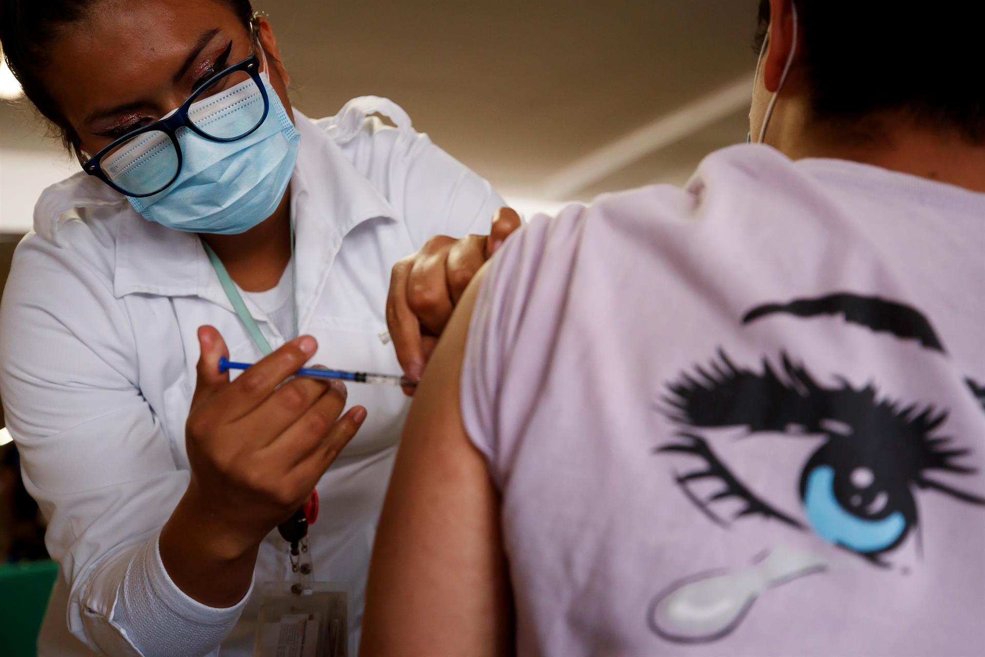 México confía en la vacunación para evitar inminente alza de casos de COVID-19