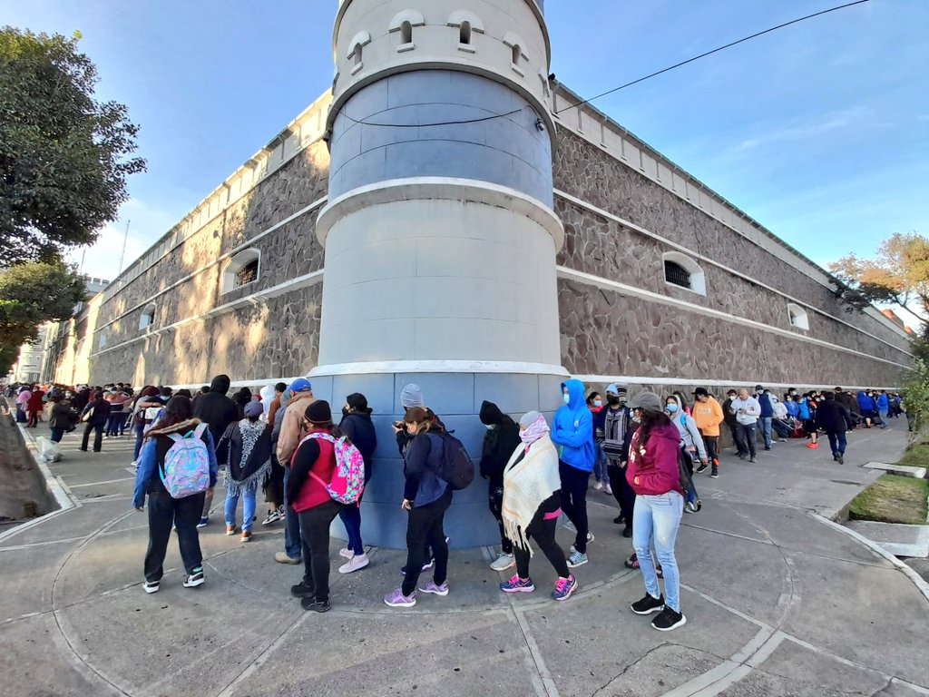 Guatemaltecos acuden a puestos de vacunación contra COVID-19 en instalaciones militares