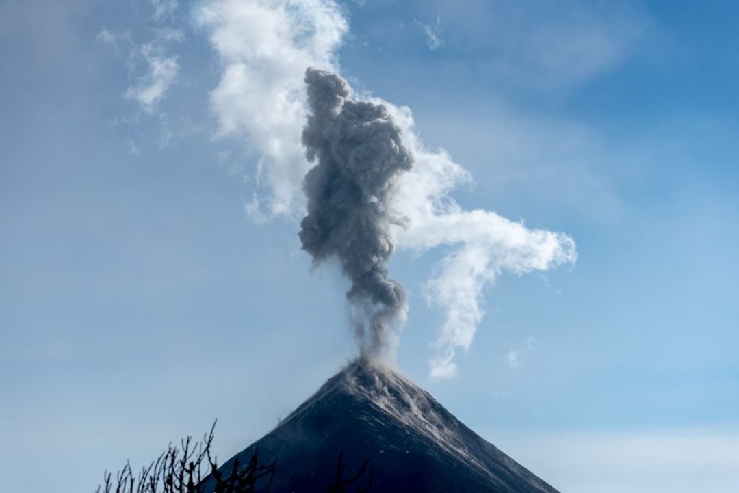 Volcán de Fuego mantiene actividad y reporta columnas de ceniza