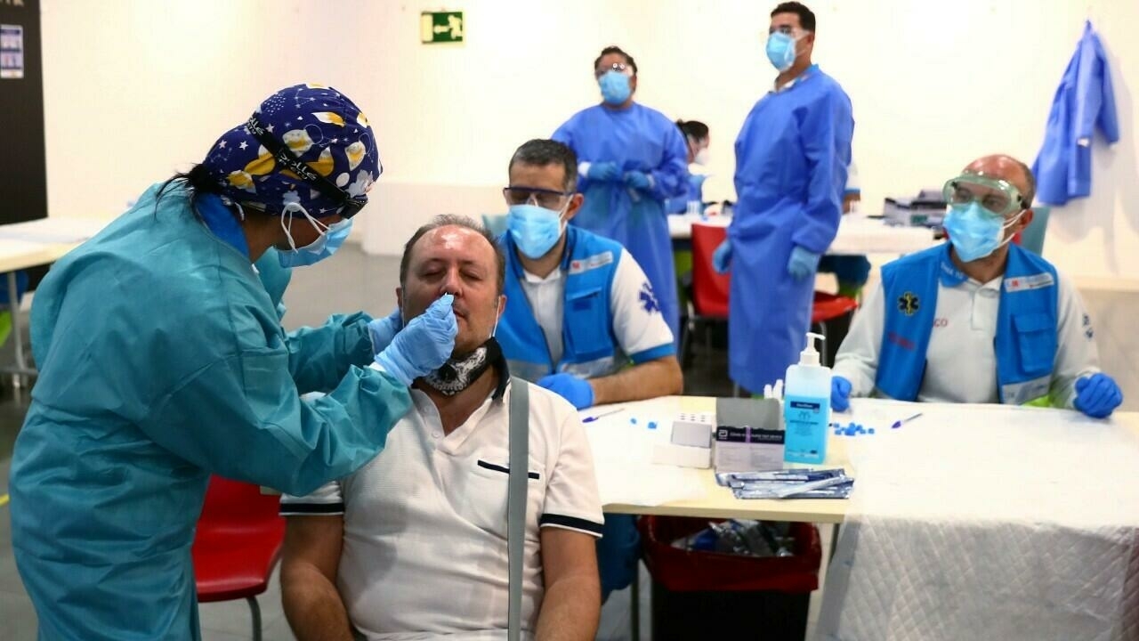 España supera la barrera de los 100 mil contagios por covid en un día