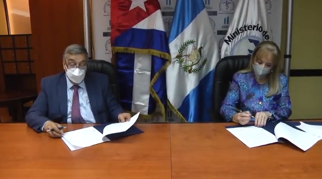 Guatemala y Cuba firman convenio de cooperación en salud