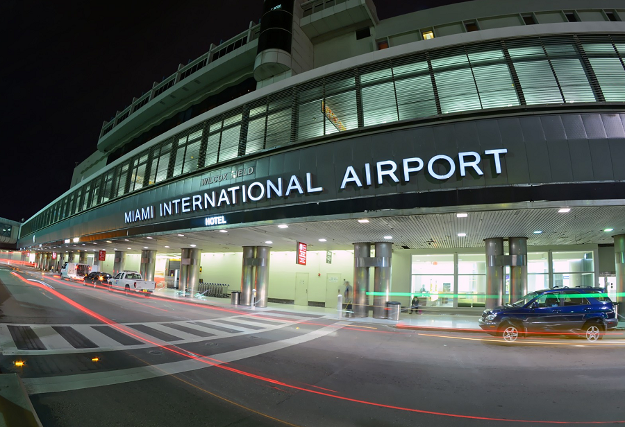 El Aeropuerto Internacional de Miami es uno de los afectados por la cancelación de vuelos a causa del auge de casos de COVID-19, por la variante ómicron.
