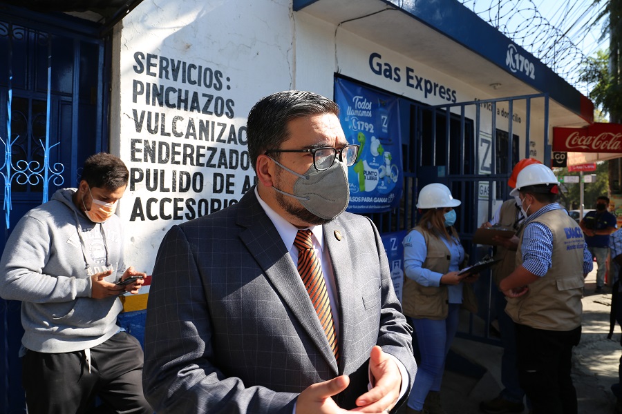Ministro Alberto Pimentel lidera supervisión a expendios de gas propano.