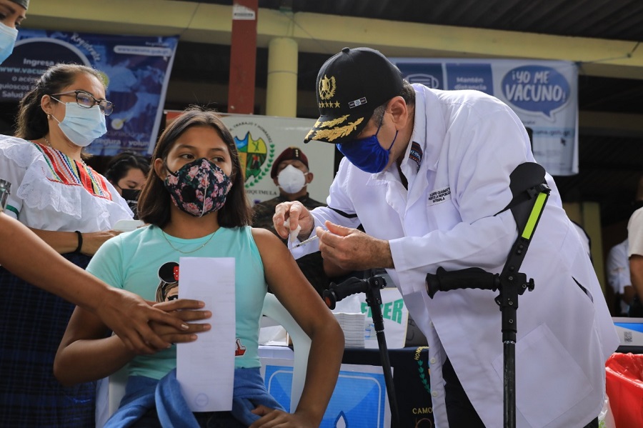 El presidente Alejandro Giammattei participa en jornada de vacunación para menores de 12 a 17 años en Camotán, Chiquimula.