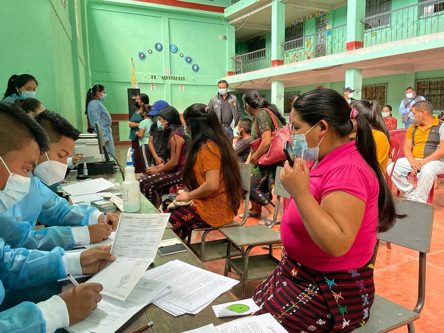 Vecinos de San Rafael Pétzal, Huehuetenango, acuden a uno de los puestos de vacunación que se instalaron en ese municipio.