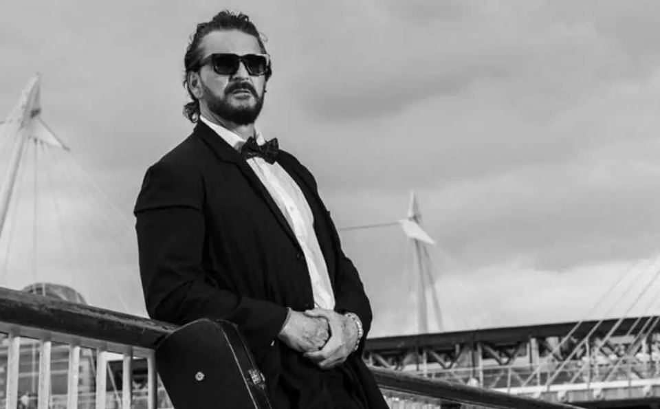 Ricardo Arjona lanza “Negro” y sigue agotando entradas en España