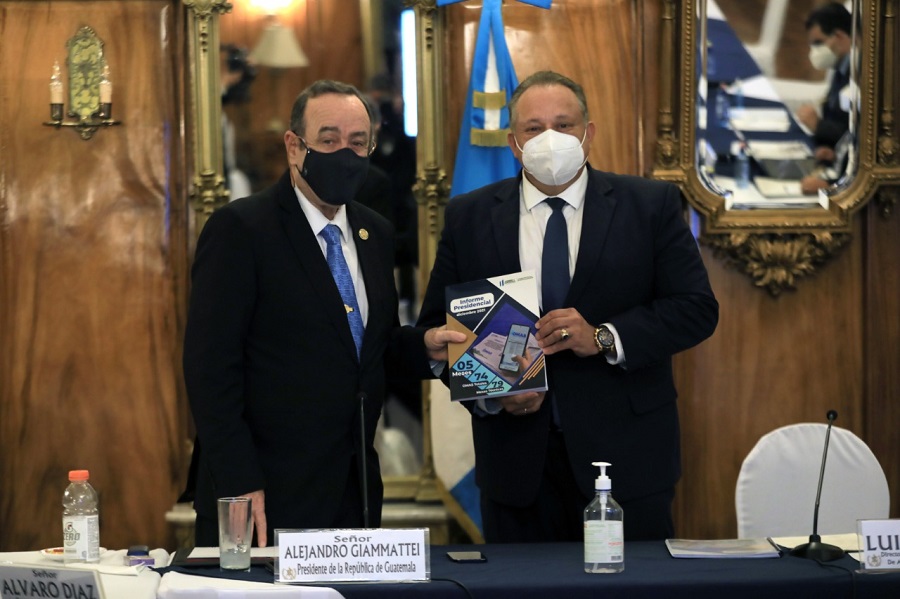 El Presidente Alejandro Giammattei recibe informe de manos del titular de Copresam, Luis Ruano.
