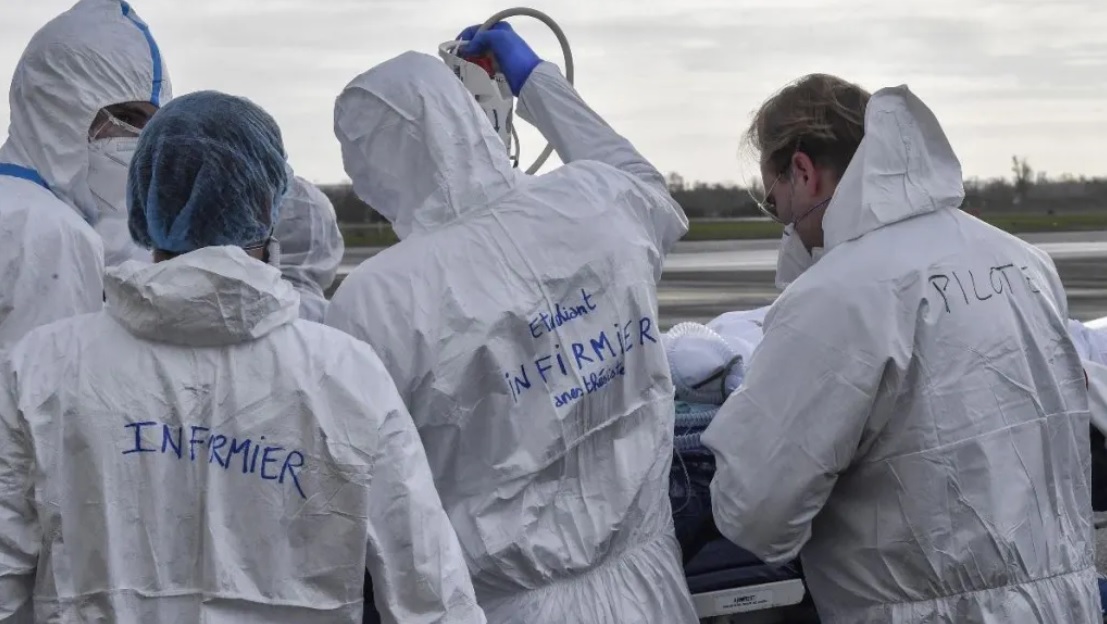 El COVID-19 no da tregua en Francia, donde la cifra de contagios en un día superó los 100 mil casos.