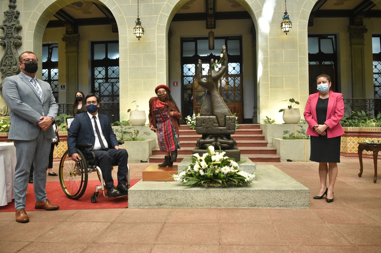 Cambian la Rosa de la Paz en conmemoración del Día Internacional de las Personas con Discapacidad