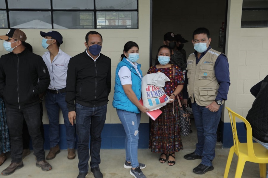 A las personas que llevaban a vacunar a sus hijos les entregaban 1 quintal de arroz con apoyo del MAGA.