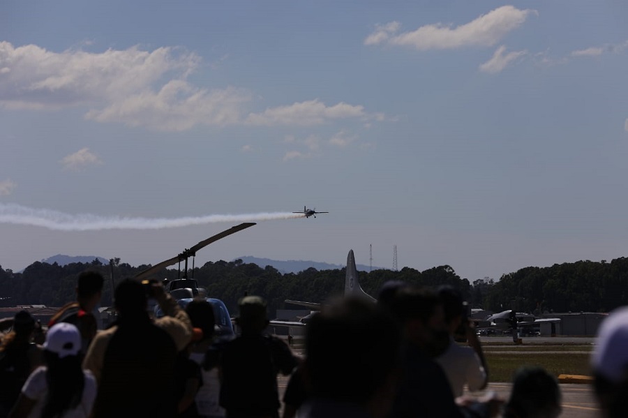Aeronave hace una muestra de acrobacias durante exhibición para conmemorar el centenario de la Fuerza Aérea Guatemalateca.