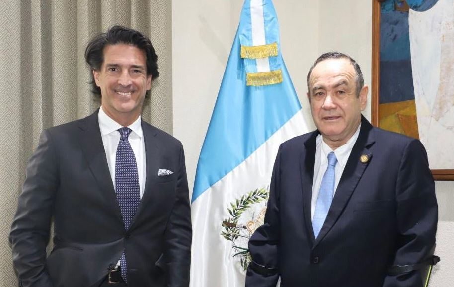 El presidente Alejandro Giammattei recibió en Casa Presidencial al CEO de Millicom, Mauricio Ramos.