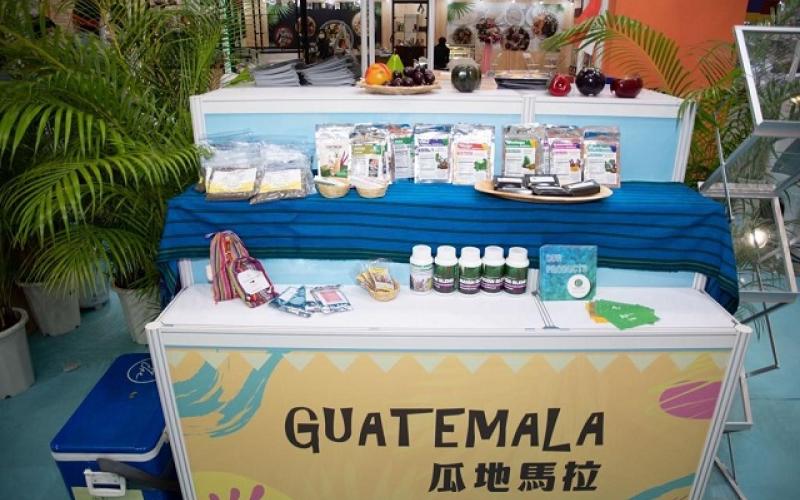 Algunos de los productos nacionales que se exhiben en el pabellón de Guatemala en la Feria Internacional de Alimentos Taipéi 2021.