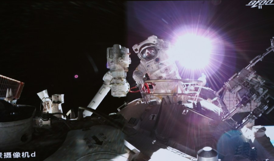Astronautas chinos completan segundo paseo espacial de su misión