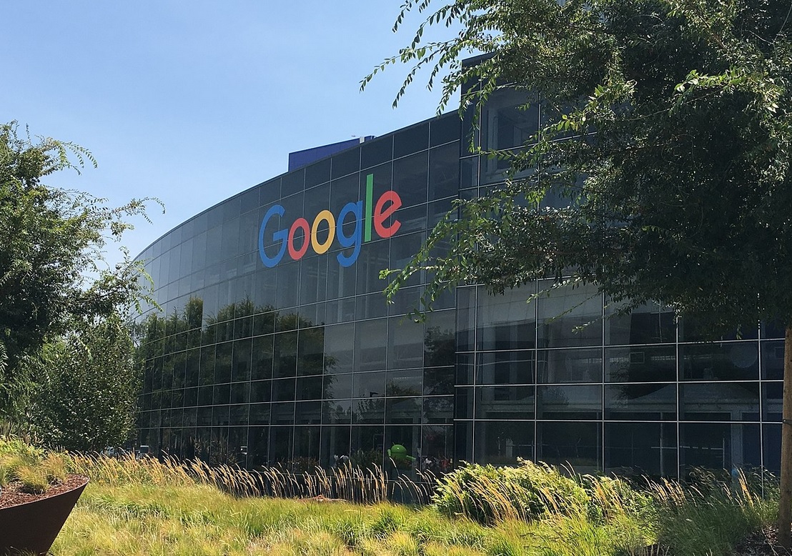 Google deberá pagar una multa casi 99 millones de dólares por incumplir leyes de ese país.