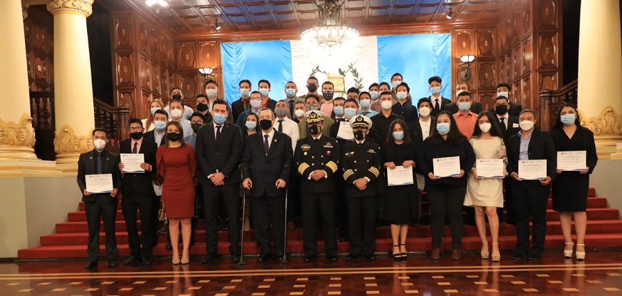 Gobierno gradúa la primera promoción de marinos mercantes de Guatemala