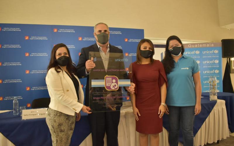 Viceministra de trabajo y representante de Unicef entregan al gerente general del Grupo Financiero G&T Continenntal, el reconocimiento que se otorgó a esa entidad.