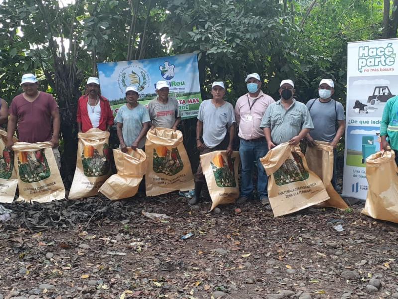 Delegados del MARN en Retalhuleu, empleados municipales y pobladores, durante jornada de limpieza en la ribera del río Ocosito.