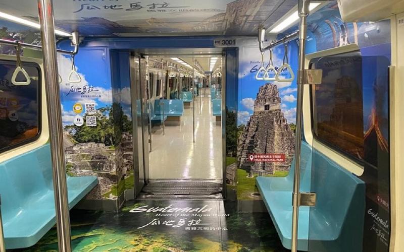 Taiwaneses pueden ver imágenes de sitios emblemáticos de Guatemala mientras viajan en el metro de Taipéi.